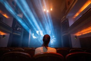 Akimirka iš imersinio spektaklio „Toli toli“, režisierius Mantas Jančiauskas (Vilniaus senasis teatras, 2025). Dmitrijaus Matvejevo nuotrauka