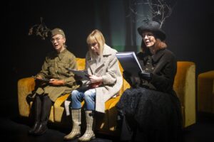 Akimirka iš Kristinos Steiblytės pjesės „Sargas“ skaitymo, režisierius Rokas Lažaunykas (šiuolaikinės dramaturgijos festivalis „Versmė“, 2025). Ekaterinos Khvashchynskayos nuotrauka