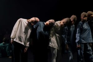 Akimirka iš alfabetizuotos meilės istorijos LLLLOVE (aut. Jonas Jurkūnas, Erika Vizbaraitė, Donatas Jankauskas-Duonis). Ilmės Vyšniauskaitės nuotrauka