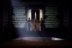 Scena iš spektaklio „Lietuviškos Vėlinės“, režisierius Jakubas Skrzywanekas (Nacionalinis Kauno dramos teatras, 2025). Donato Stankevičiaus nuotrauka