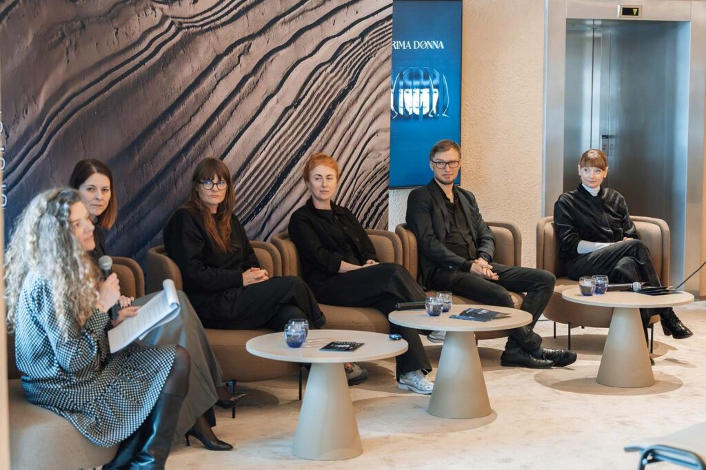 Akimirka iš monooperos „Prima donna“ spaudos konferencijos Klaipėdos valstybiniame muzikiniame teatre. Dominyko Mažūno nuotrauka