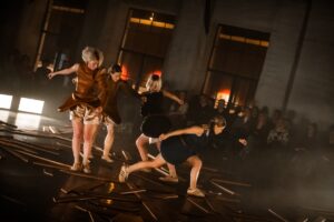 Akimirka iš šokio spektaklio „Onos“, dramaturgė Goda Dapšytė, choreografės - Agnija Šeiko ir Lina Puodžiukaitė-Lanauskienė (Šeiko šokio teatras, 2025). Dainiaus Putino nuotrauka