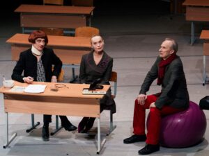 Scena iš spektaklio „Mokyk mane“, dramaturgė ir režisierė Laura Kutkaitė (Lietuvos nacionalinis dramos teatras, 2026). Martyno Norvaišo nuotrauka