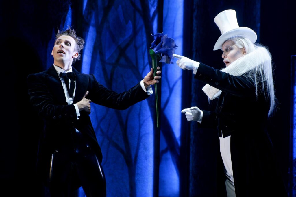 Scena iš Benjamino Britteno operos „Vasarvidžio nakties sapnas“: Pakas - Robertas Petraitis, Oberonas - Lawrence'as Zazzo; režisierius Gintaras Varnas, muzikos vadovas Martynas Stakionis (Lietuvos nacionalinis operos ir baleto teatras, 2026). Martyno Aleksos nuotrauka