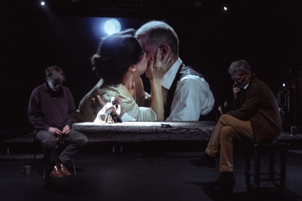 Scena iš spektaklio „Totalitarinis romanas“, režisierius Hendrikas Toompere jaunesnysis (Estijos dramos teatras, 2024). Heikki Leis nuotrauka