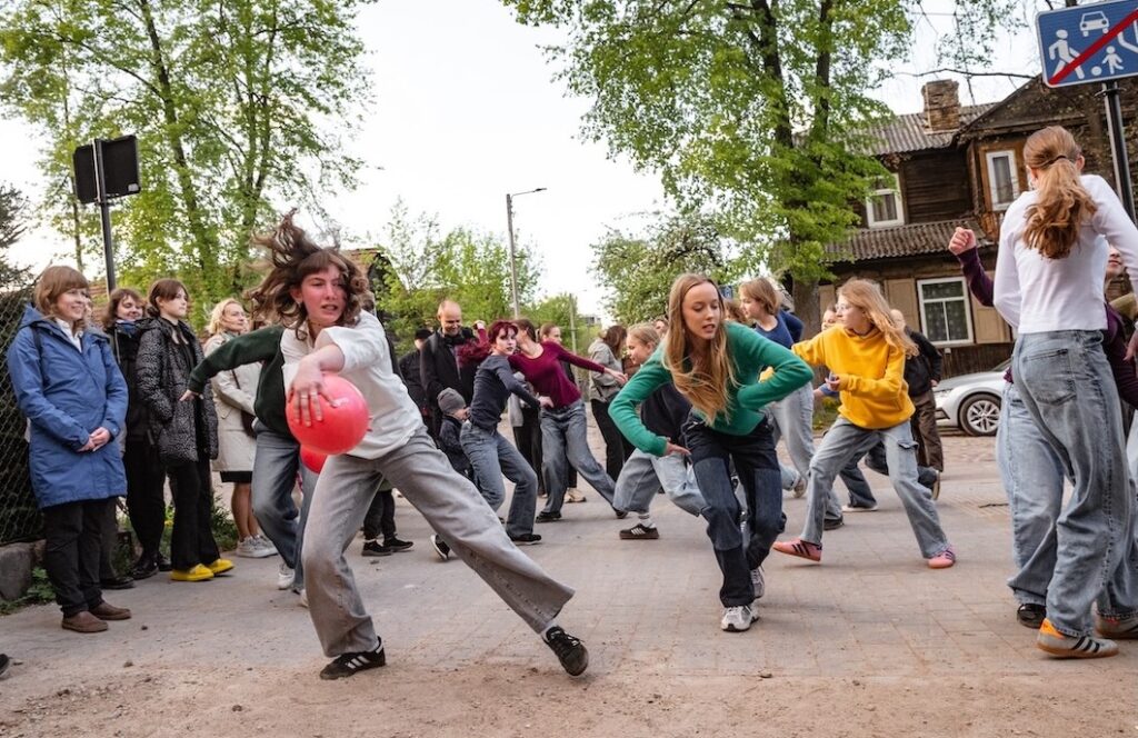 Akimirka iš „Low Air“ Tarptautinės šokio dienos minėjimo 2025-aisiais. Dainiaus Putino nuotrauka