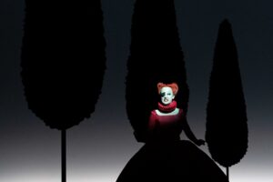 Scena iš spektaklio „7 vienatvės“; režisūros, scenografijos ir šviesų dailės koncepcijos autorius Robertas Wilsonas (1941–2025), režisierius ir teksto adaptacijos autorius Charlesʼis Cheminas (Nacionalinis Kauno dramos teatras, 2026). Lucie Jansch nuotrauka