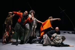 Akimirka iš šokio spektaklio „Superthing“; „Tanssiteatteri Minimi“ ir Šeiko šokio teatras, Suomija / Lietuva (festivalis „New Baltic Dance“, 2026). Ilmės Vyšniauskaitės nuotrauka