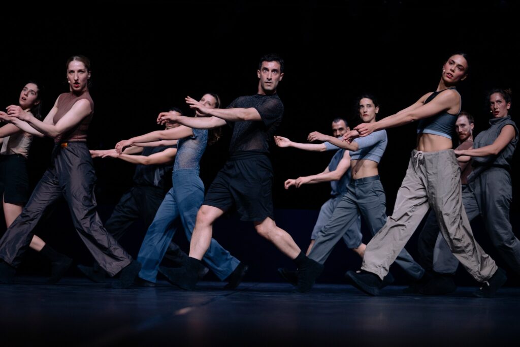 Akimirka iš šokio spektaklio „My Fierce Ignorant Step“, choreografas Christos Papadopoulos; Graikija (festivalis „New Baltic Dance“, 2026). Ilmės Vyšniauskaitės nuotrauka