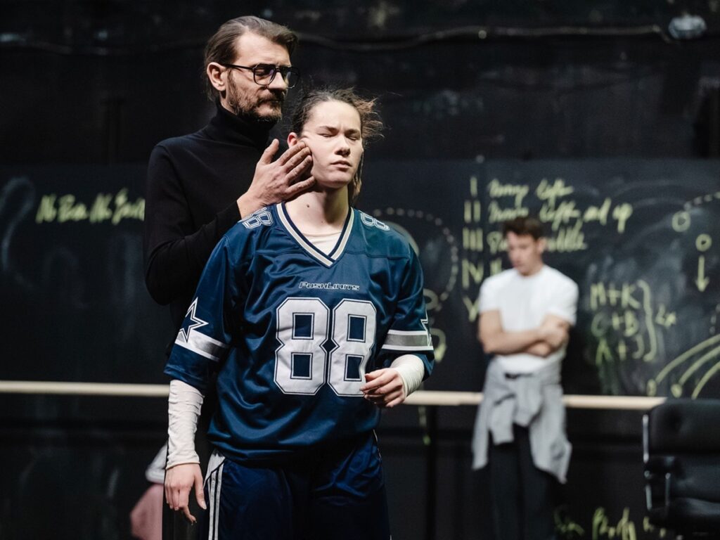 Scena iš spektaklio „Rūgštis“, režisierius Antanas Obcarskas (Zagrebo jaunimo teatras, 2025). Marko Ercegovic nuotrauka