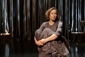 Akimirka iš spektaklio „Molė Svini“ repeticijos: Molė Svini – Monika Šaltytė; režisierius Gytis Padegimas (Valstybinis Šiaulių dramos teatras, 2026). Ramunės Bernotaitės nuotrauka