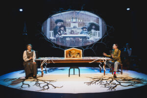 Scena iš spektaklio „Lėlių namai II“, režisierius Agnius Jankevičius („Mens Publica“ ir Kauno miesto kamerinis teatras, 2026). Donato Stankevičiaus nuotrauka