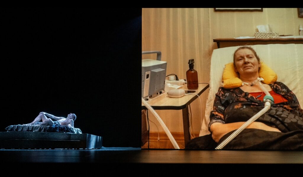 Scena iš spektaklio „Lietuvių mirties pranešimai. Vieno spektaklio istorija“, dramaturgas ir režisierius Karolis Kaupinis (Lietuvos nacionalinis dramos teatras, 2026). Dmitrijaus Matvejevo nuotrauka