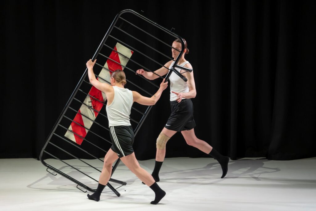 Akimirka iš šiuolaikinio šokio spektaklio CLAP & SLAP, idėjos ir choreografijos autoriai – Agnietė Lisičkinaitė, Igoris Shugalejevas; Lietuva / Baltarusija (prodiuseris „Be kompanijos“). Grzegorzo Mehringo nuotrauka