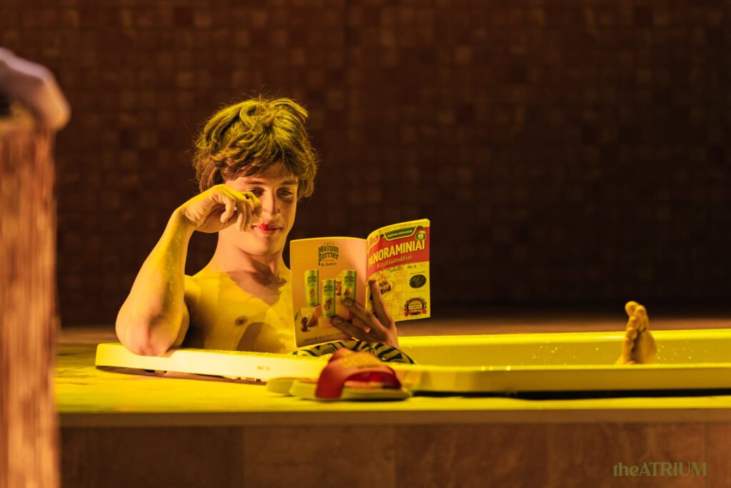 Scena iš spektaklio „Kiekviena diena kaip sekmadienis“, Von Krahl teatras / Estija (festivalis „TheATRIUM“, 2026). Domo Rimeikos nuotrauka