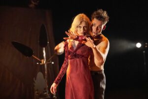 Scena iš spektaklio „Agnijos magija“, režisierius Naubertas Jasinskas (Nacionalinis Kauno dramos teatras, 2026). Svetlanos Baturos nuotrauka
