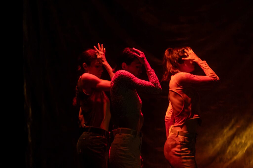 Akimirka iš spektaklio „Itʼs the End of the Amusement Phase“, choreografė Charos Kotsali. Pinelopi Gerasimou nuotrauka
