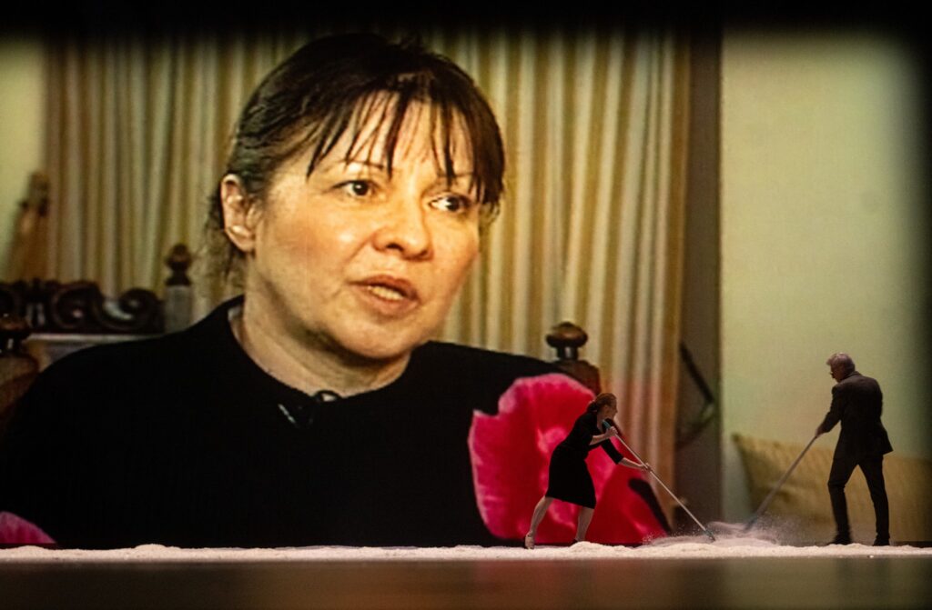 Scena iš spektaklio „Lietuvių mirties pranešimai. Vieno spektaklio istorija“, dramaturgas ir režisierius Karolis Kaupinis (Lietuvos nacionalinis dramos teatras, 2026). Dmitrijaus Matvejevo nuotrauka