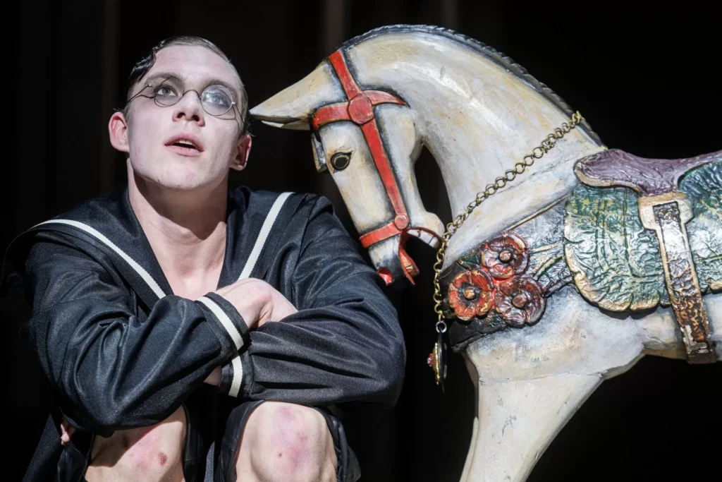Aktorius Šarūnas Rapolas Meliešius. Scena iš spektaklio „Viktoras, arba Vaikai valdžioje“ (rež. Gintaras Varnas, Lietuvos nacionalinis dramos teatras, 2024). Dmitrijaus Matvejevo nuotrauka