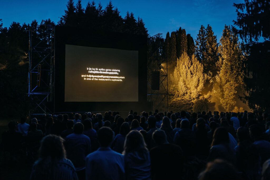 Akimirka iš kūrinio ULTRAFICCIÓN NR. 1 / FRACCIONES DE TIEMPO, trupė „El Conde de Torrefiel“ / Ispanija (tarptautinis scenos menų festivalis „ConTempo“, 2024). Martyno Plepio nuotrauka