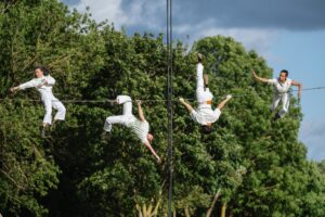 Akimirka iš šiuolaikinio cirko pasirodymo „Épiphytes“, trupė „Cie des Chaussons Rouges“ / Belgija (tarptautinis scenos menų festivalis „ConTempo“, 2026). Donato Ališausko nuotrauka