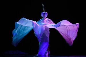 Akimirka iš šokio spektaklio vaikams „Mikro / Makro“, choreografė Inga Fontez / Sakurako (šokio teatras „Aura“). Nuotrauka iš šokio teatro „Aura“ archyvo