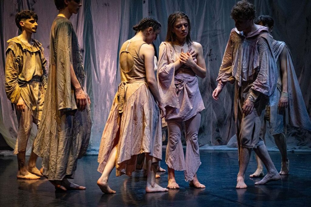 Akimirka iš šokio spektaklio „Vėlinės II“, choreografė Monika Błaszczak (Lenkijos šokio teatras). Nuotrauka iš festivalio organizatorių archyvo