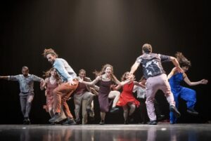 Akimirka iš šokio spektaklio „Badke (remix)“, choreografai ir režisieriai - Amiras Sabra ir Ata Khatabas (Palestina). Kurto Van der Elsto nuotrauka