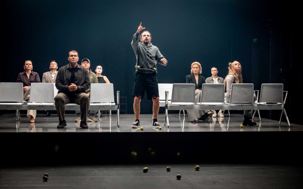 Scena iš spektaklio „Limbo“, režisierius Ilja Moščickis (Vilniaus senasis teatras, 2026). Telmano Ragimovo nuotrauka