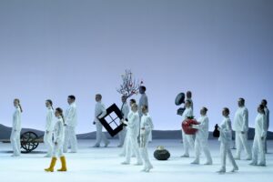 Scena iš operos „Apversta tikrovė“ / „Upside Down“, kompozitorė Žibuoklė Martinaitytė, libreto autoriai – Konradas Kuhnas, Robertas Wilsonas (1941–2025) ir Žibuoklė Martinaitytė, režisierė Nicola Panzer (Lietuvos nacionalinis operos ir baleto teatras, 2026). Martyno Aleksos nuotrauka