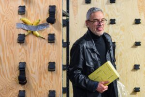 Scena iš spektaklio „Šūdmala“, pjesės autorė ir režisierė Goda Simonaitytė (OKT / Vilniaus miesto teatras, 2026). Tomo Tereko nuotrauka