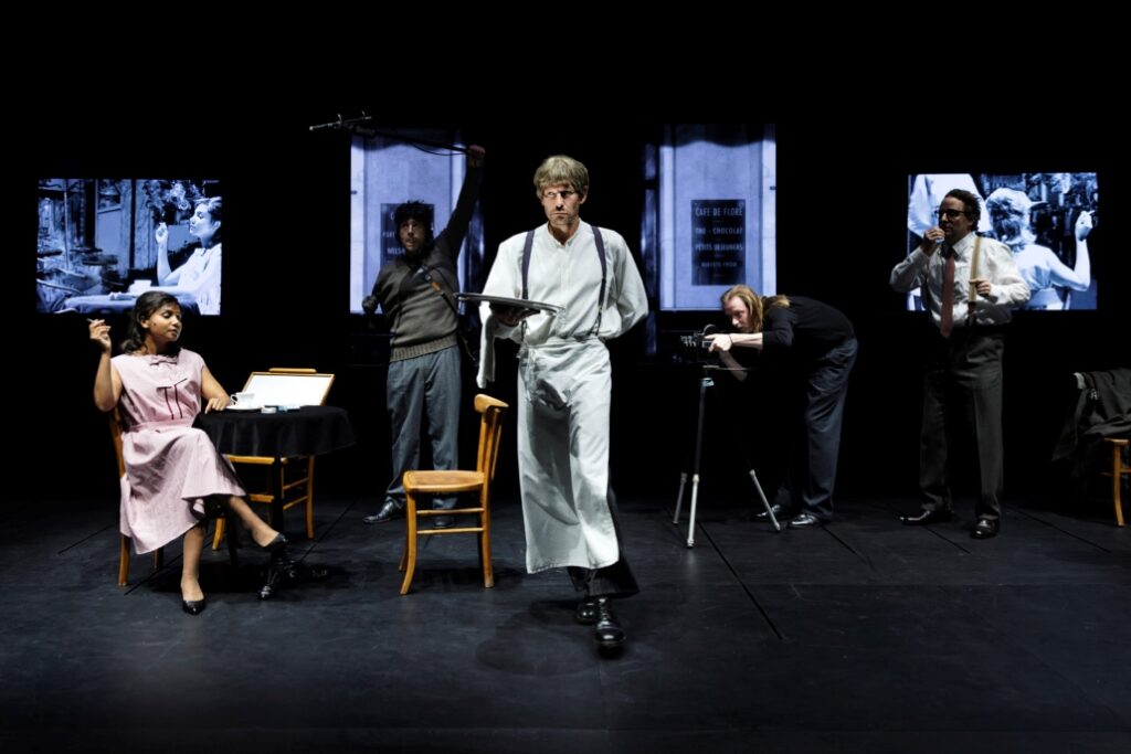 Scena iš spektaklio „Tikėjimas, pinigai, karas ir meilė“, režisierius Robertʼas Lepage’as (Schaubühne, 2024). Nuotrauka iš festivalio organizatorių archyvo