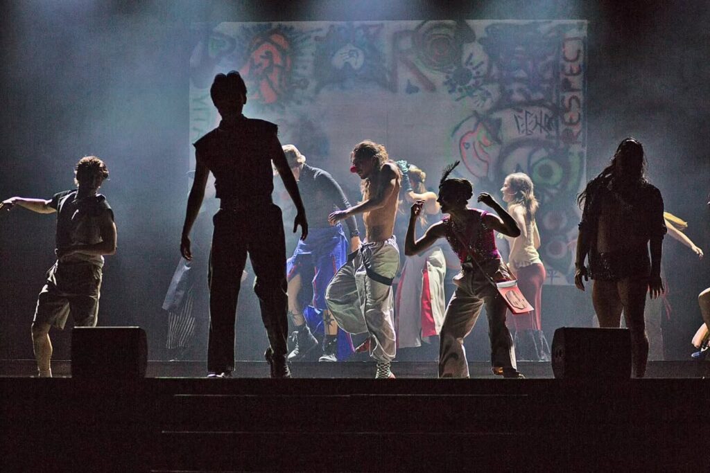 Akimirka iš spektaklio „Kabaretas Favela“, režisierius Paulius Markevičius (šokio teatras „Aura“, kino teatras „Daina“, 2026). Kristinos Čižiūtės-Svirskienės nuotrauka