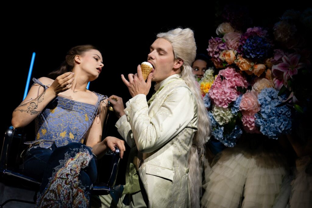 Scena iš spektaklio „Vasarotojų karštinė“, režisierė Gabrielė Tuminaitė (Valstybinis Vilniaus mažasis teatras, 2026). Lauros Vansevičienės nuotrauka 