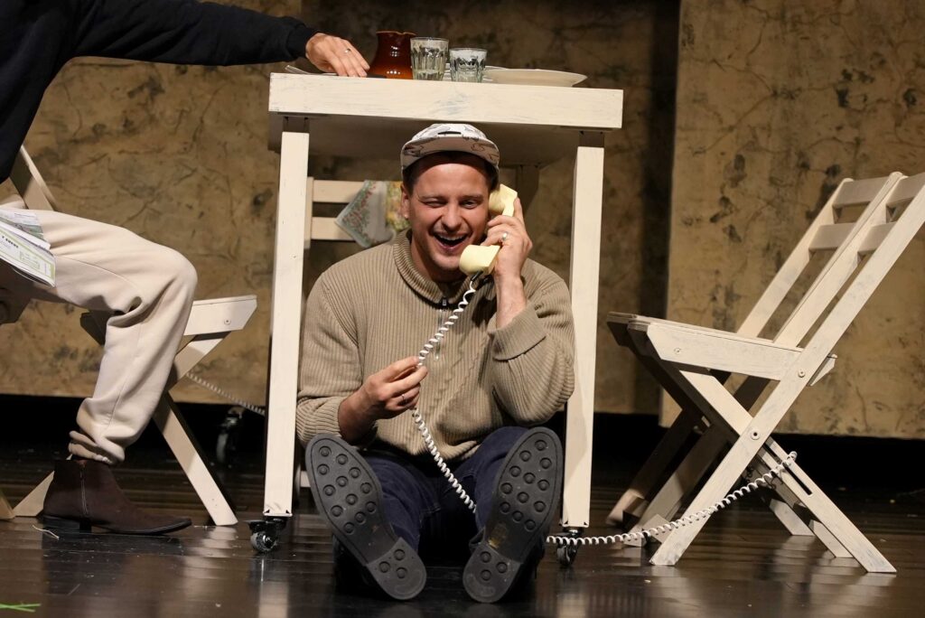 Akimirka iš spektaklio „Lietaus pardavėjas“ repeticijos, režisierius Ridas Žirgulis (Nacionalinis Kauno dramos teatras, 2026). Rido Beržausko nuotrauka