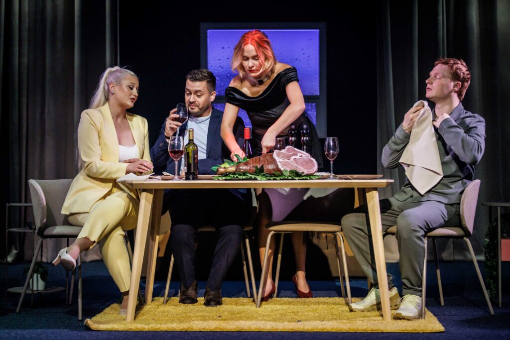 Scena iš spektaklio „NT Drama“ pagal Gabrielės Labanauskaitės pjesę, režisierius Adolfas Smári Unnarssonas (Akureirio teatras / Islandija, 2026). Nuotrauka iš Akureirio teatro archyvo 