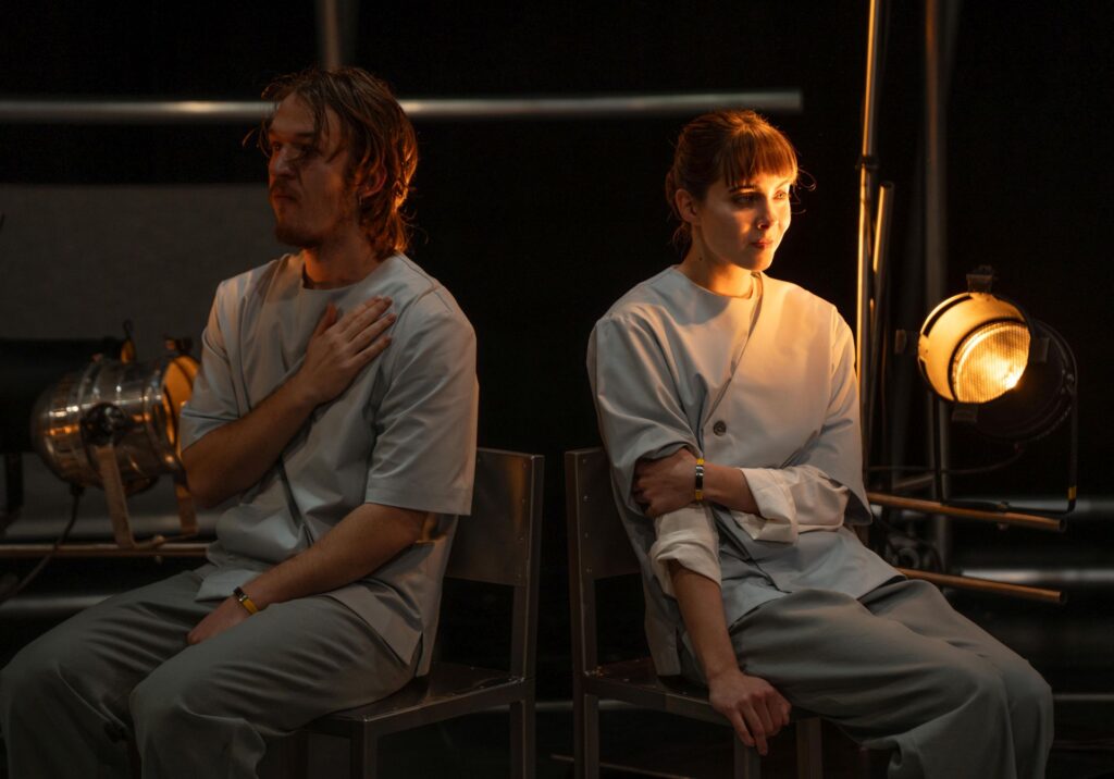 Scena iš spektaklio „Poveikis“, režisierius Justinas Vinciūnas (Nacionalinis Kauno dramos teatras, 2026). Arvydo Gudo nuotrauka