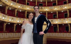 Baleto artistai Kristina Gudžiūnaitė ir Andrea Canei paskelbti tarptautinio „ApuliArte“ apdovanojimo laureatais, apdovanojimai įteikti Barletoje. Nuotrauka iš LNOBT archyvo