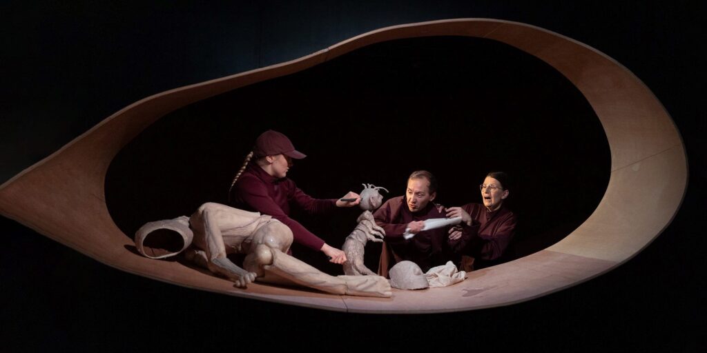 Akimirka iš lėlių teatro spektaklio „Metamorfozė“ (Liepojos lėlių teatras). Vinetos Jaunezemės nuotrauka