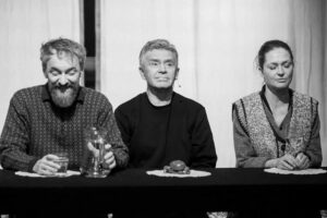 Akimirka iš spektaklio „Tas, kuris matė tamsoje“ repeticijos, režisierius Rolandas Atkočiūnas (Vilniaus senasis teatras, 2026). Telmano Ragimovo nuotrauka