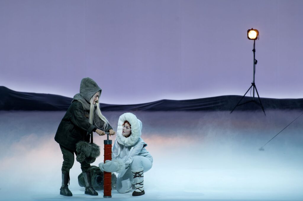 Scena iš operos „Apversta tikrovė“ / „Upside Down“, kompozitorė Žibuoklė Martinaitytė, libreto autoriai – Konradas Kuhnas, Robertas Wilsonas (1941–2025) ir Žibuoklė Martinaitytė, režisierė Nicola Panzer (Lietuvos nacionalinis operos ir baleto teatras, 2026). Martyno Aleksos nuotrauka